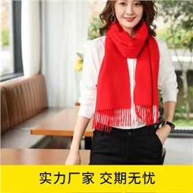 What color clothes go with the red scarf