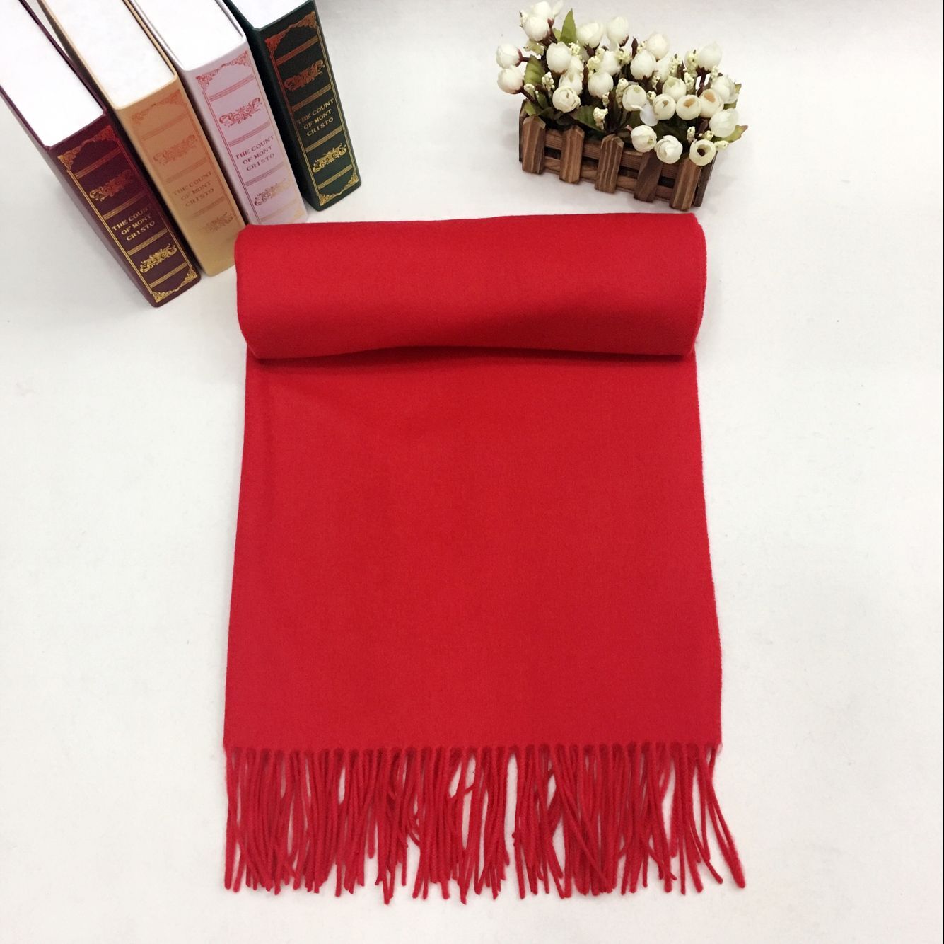 红围巾搭配什么颜色的衣服